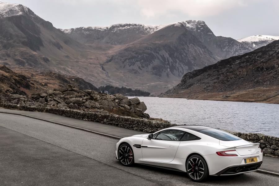  Aston Martin Vanquish Carbon White 2014 года  (UK) (фото 3 из 8)